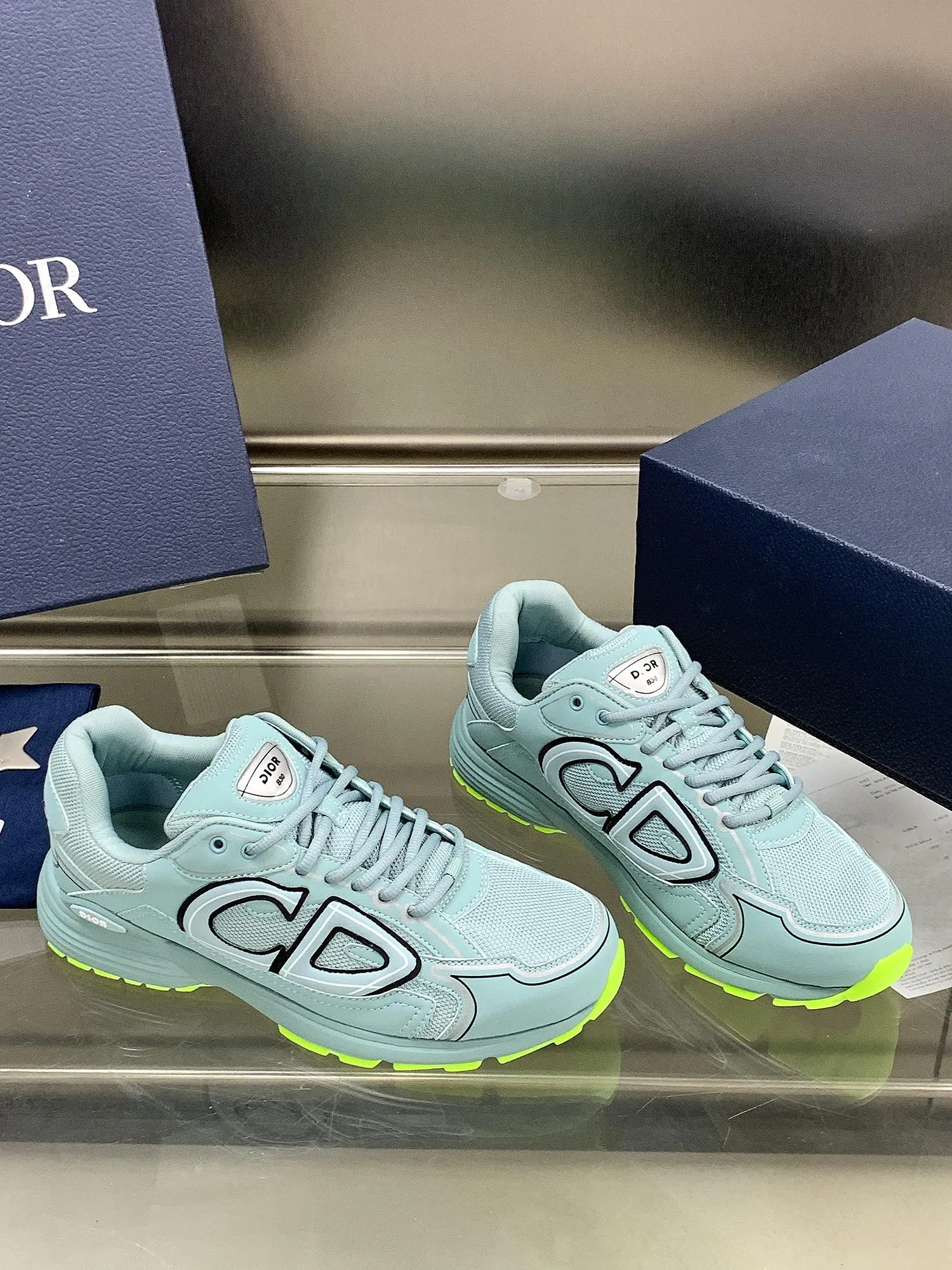 👟👟Ex-factory price 660👟👟 Newly upgraded Dior B30 series dad sneakers. New B30 sneakers. Dad Shoes style shoes that follow the trend of the retro market. The Dior logo on the tongue also indicates that this pair of shoes is the B30 model! B30 uses fine-textured leather and mesh cloth materials to form a shoe body. There are conspicuous letters CD on both sides of the shoe body to indicate identity. Many lines on the shoe body outline details to make the shoes look less monotonous and full of retro flavor. The delivery counter is exquisitely packaged🛍📦 ▪️Fabric: Original customized technical fabric + mesh ▪️Inner lining: Customized breathable lining ▪️Outsole: IP+TPU outsole ▪️Sole thickness: 3.5CM ▪️Size: Women’s size 35-40 / Men’s size 39-45